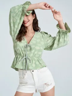 Blusa desgastada con lazo en contraste