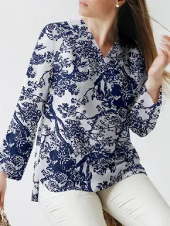 Blusa con bajo con abertura y estampado de plantas