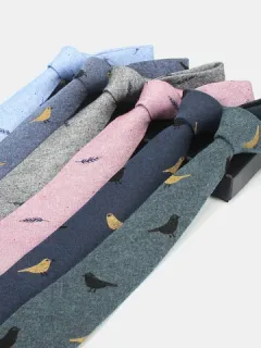 Corbata de algodón con plumas de pájaro