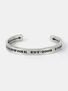 Letters Arrow Pulsera de acero de titanio