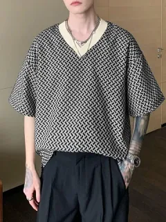 Contrast V-neck T-shirt with all-over print