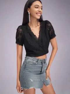 Top corto de encaje con cuello en V liso
