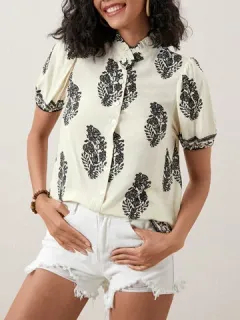Blusa con cuello alzado y estampado de hojas