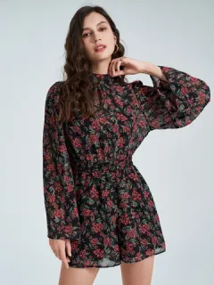 Pelele con lazo en la espalda y estampado de rosas
