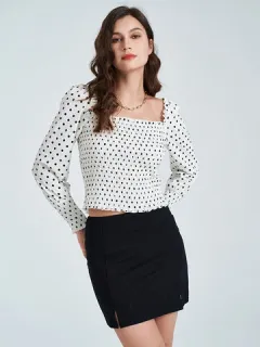 Blusa fruncida con cuello cuadrado y estampado de lunares