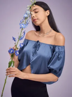 Top corto con lazo y abertura sólida